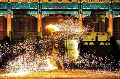 图为元旦假期代王府非遗表演。韩堃摄