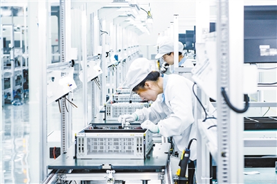 阿斯通（大同）科技有限公司洁净的车间内机器轰鸣、秩序井然，测试线上，一台台服务器正在接受出厂前的最后检测。韩堃摄