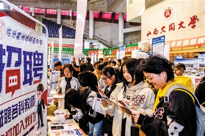 4月12日，山西大同大学2026届毕业生春季校园招聘会在该校天翔体育馆举行。图为学生们正在了解用人单位需求。韩堃摄