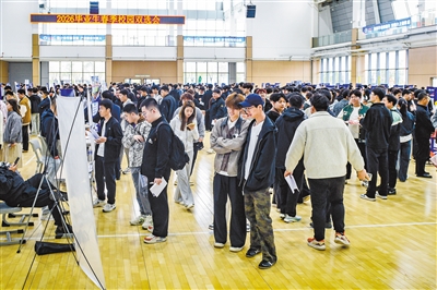 图为山西通用航空职业技术学院学生在双选会现场挑选心仪的工作岗位。韩堃摄