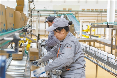 牧同乳业生产车间内一派繁忙景象。申力摄