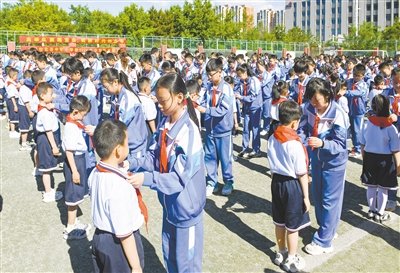 图为北岳中学小学部举行庆“六一”少先队新队员入队仪式暨表彰活动。