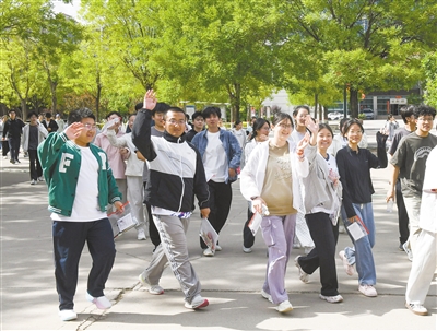 6月9日18时15分，随着生物学科目考试结束，考生们陆续走出考场，历时3天的2026年高考顺利结束。戎禹仁摄