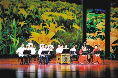 图为我市振华艺术团正在表演合奏《大同的黄花熟了》。韩堃摄
