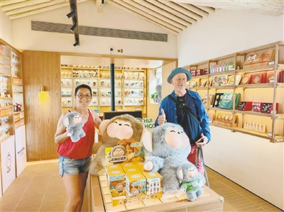 在大同古城大庙角木兰有礼官方旗舰店,外国游客挑选文创产品。韩堃摄