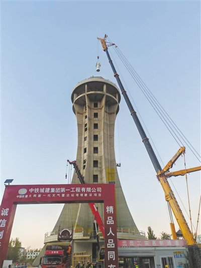 图为雷达吊装现场。申力摄