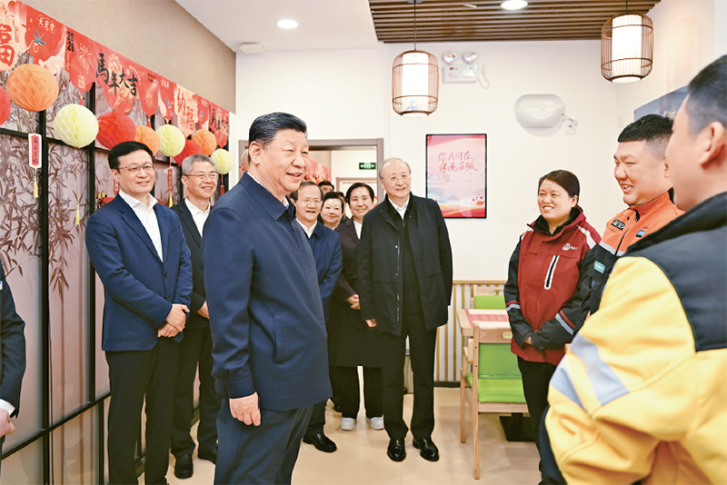 2026年2月9日至10日，中共中央总书记、国家主席、中央军委主席习近平在北京考察并看望慰问基层干部群众。这是10日上午，习近平在西城区新街口街道父母食堂考察时，同在这里休息的快递小哥亲切交流。