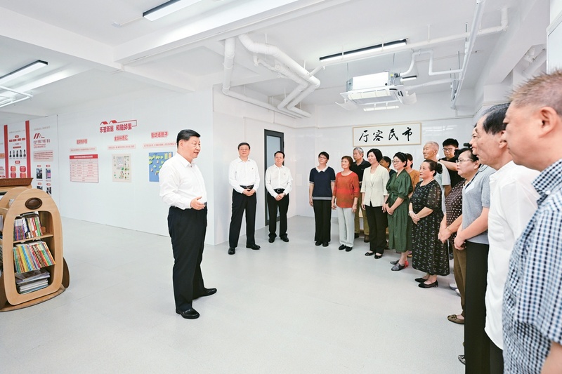 2026年7月15日,中共中央总书记、国家主席、中央军委主席习近平在上海考察。这是习近平在黄浦区半淞园路街道市民新村居民区考察时,在社区党群服务站同居民代表、街道干部、社区工作者等亲切交流。