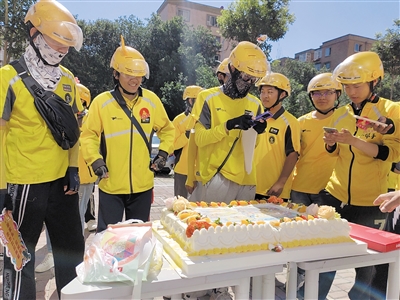 图为外卖小哥庆祝7月17日“骑士节”。张志忠摄