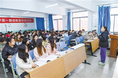 图为创业导师正在为学生授课。韩堃摄