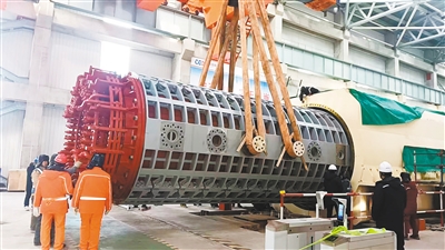 同热三期工程发电机组内定子成功吊装就位