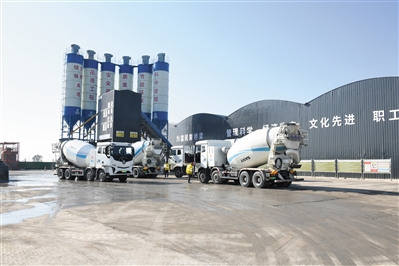 图为大同绕城高速项目智能化混凝土搅拌站。戎禹仁摄